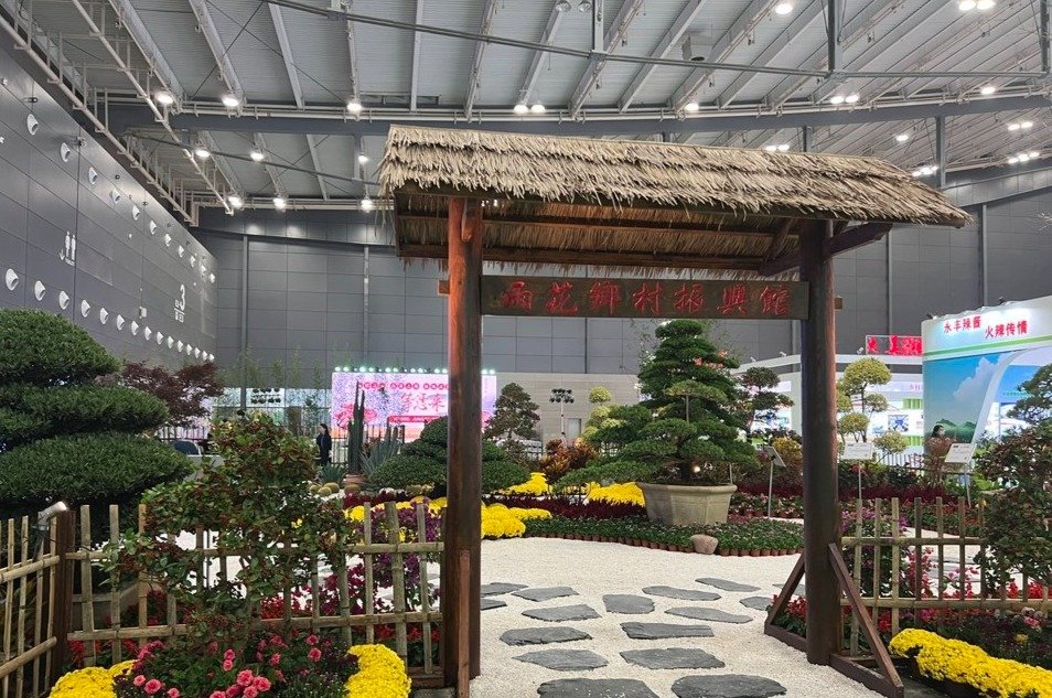 在长沙市雨花区打造的乡村振兴雨花馆里,五彩缤纷的花卉与精致精美的景观树相得益彰。