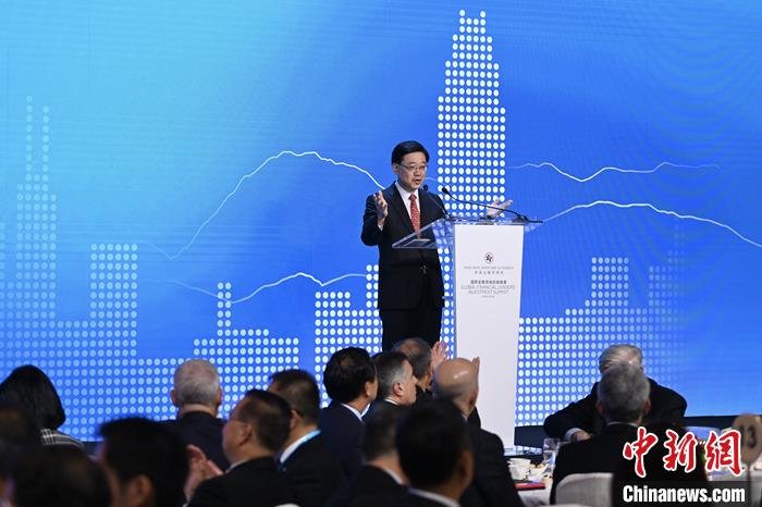 11月2日上午,香港特区行政长官李家超于“国际金融领袖投资峰会”开幕日发表主题演讲,欢迎逾200位来自全球约120家主要金融机构的国际及区域金融领袖莅临香港。他表示,香港复常开放将为不同领域带来重大商机。 <a target='_blank' href='/'>中新社</a>记者 李志华 摄