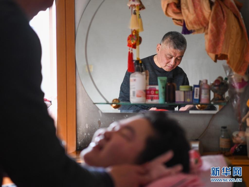 华波准备给华楠喂药。新华社记者 邹竞一 摄