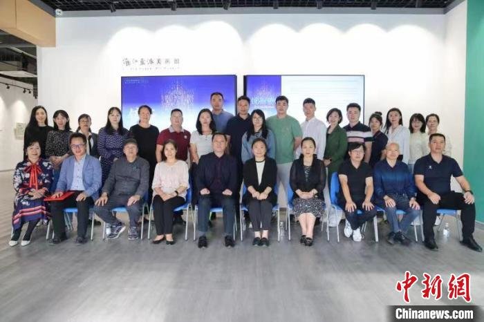 图为参加开幕式嘉宾合影 赖昌强 摄