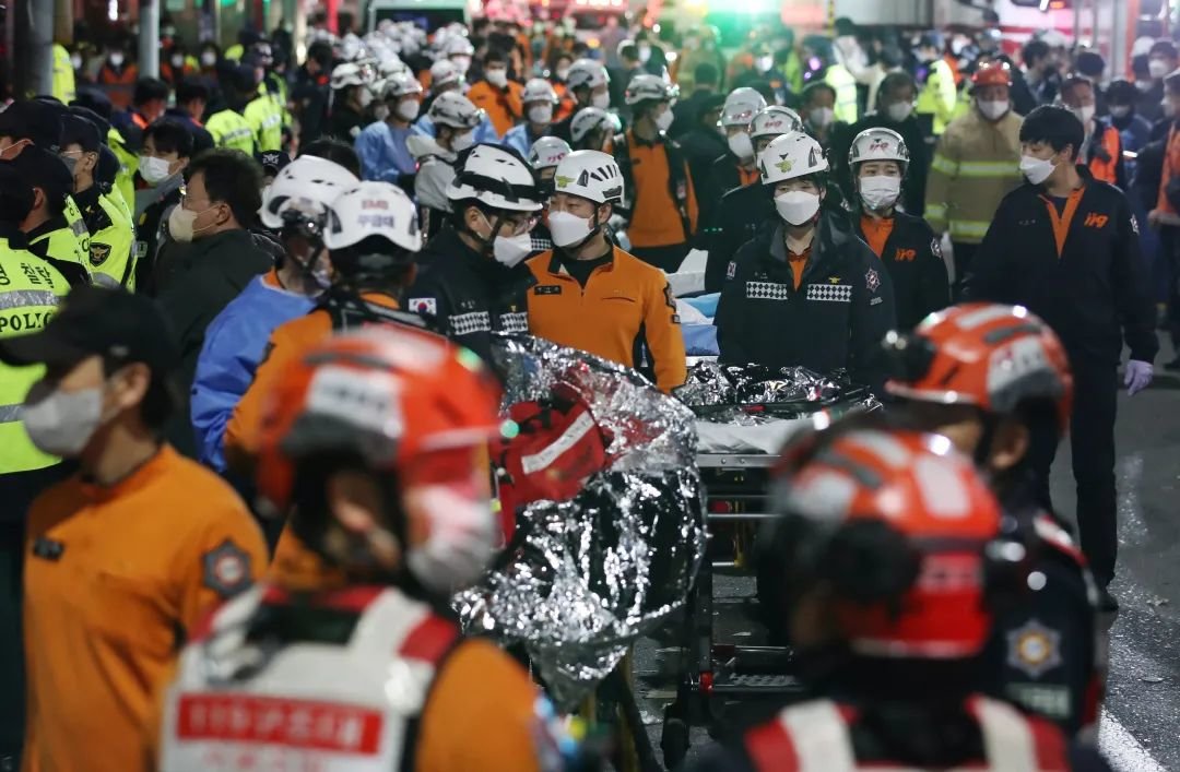 10月30日凌晨，在韩国首尔市龙山区梨泰院洞一带，救护人员在现场工作。 图片来源：新华社/纽西斯通讯社