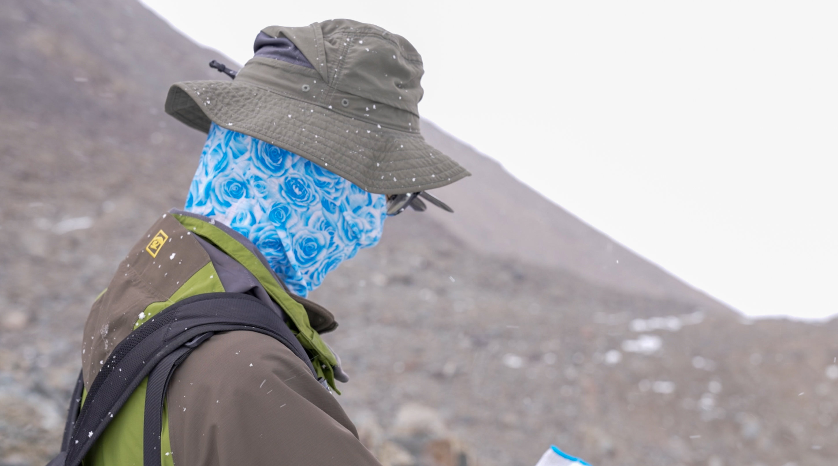 9月8日,山上的天气变化多端,冰川末端突然下雪了。