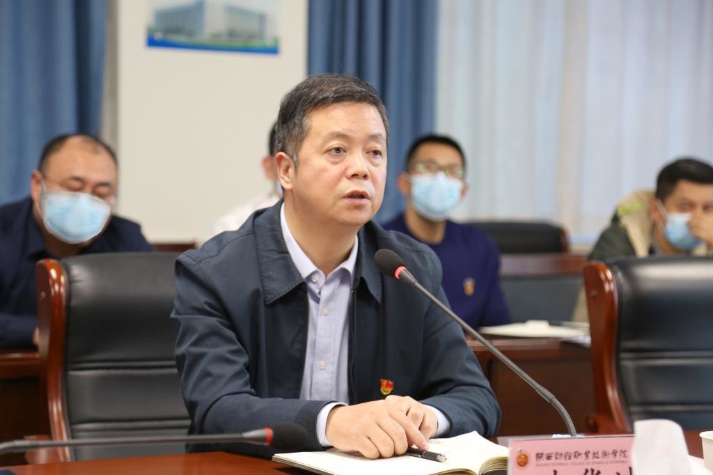 党委副书记朱华斌进行点评