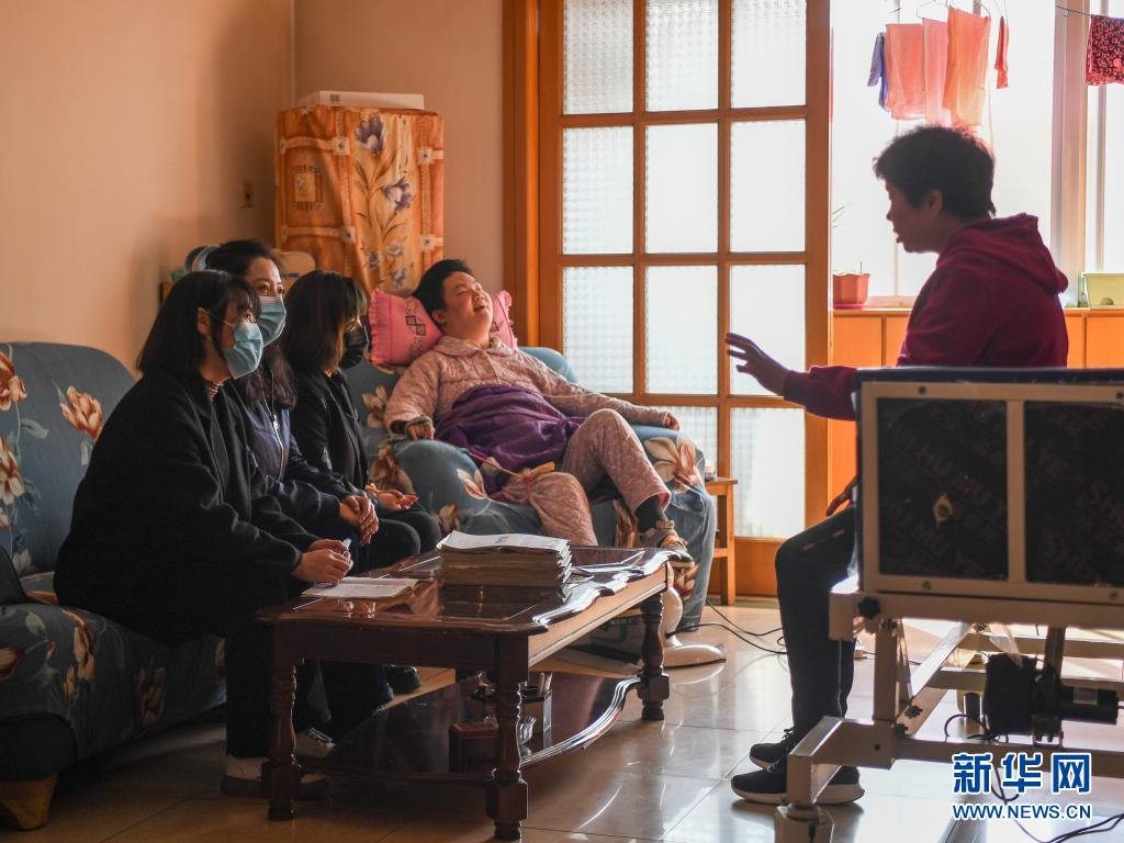 区民政局、陕西省心理咨询师协会、众益社会组织的工作人员向胡燕均了解情况。新华社记者 邹竞一 摄