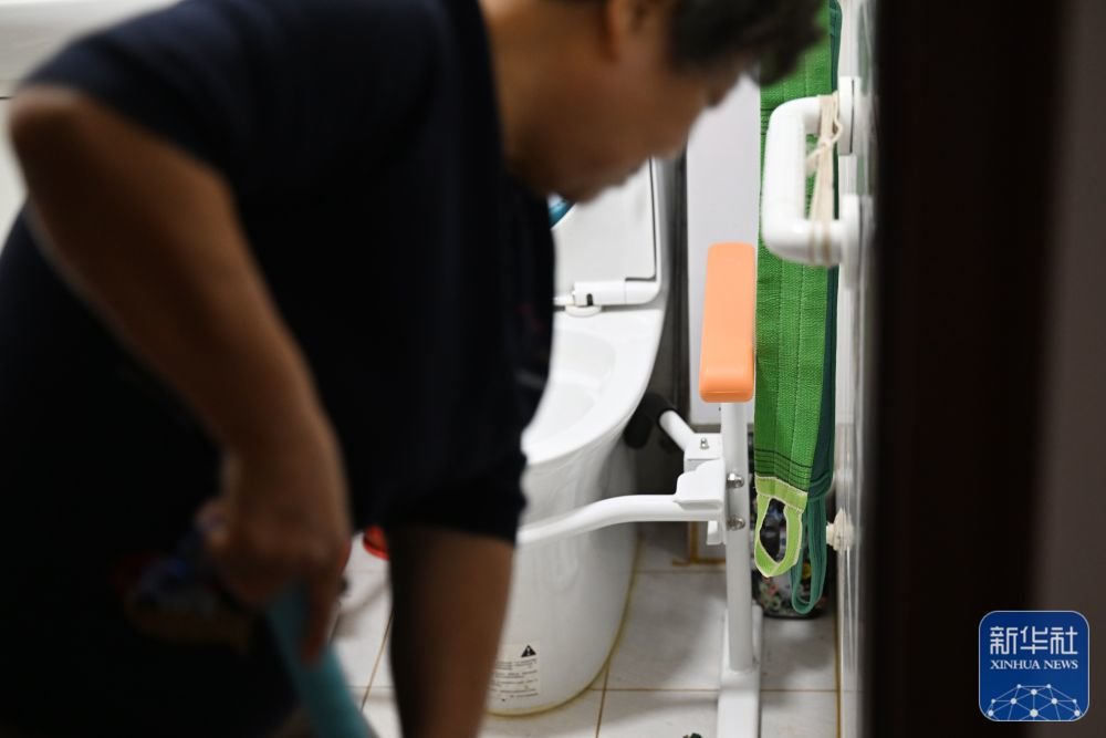 ↑ 在天津市和平区文化村社区一居民家中，卫生间经过改造后便于老人使用（10月27日摄）。