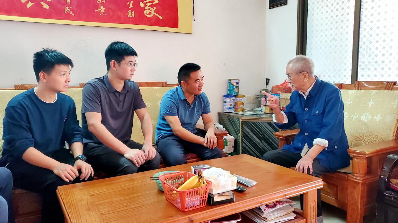 颜定邦向学校离子型稀土资源与环境重点实验室青年学者讲述稀土发现经过。