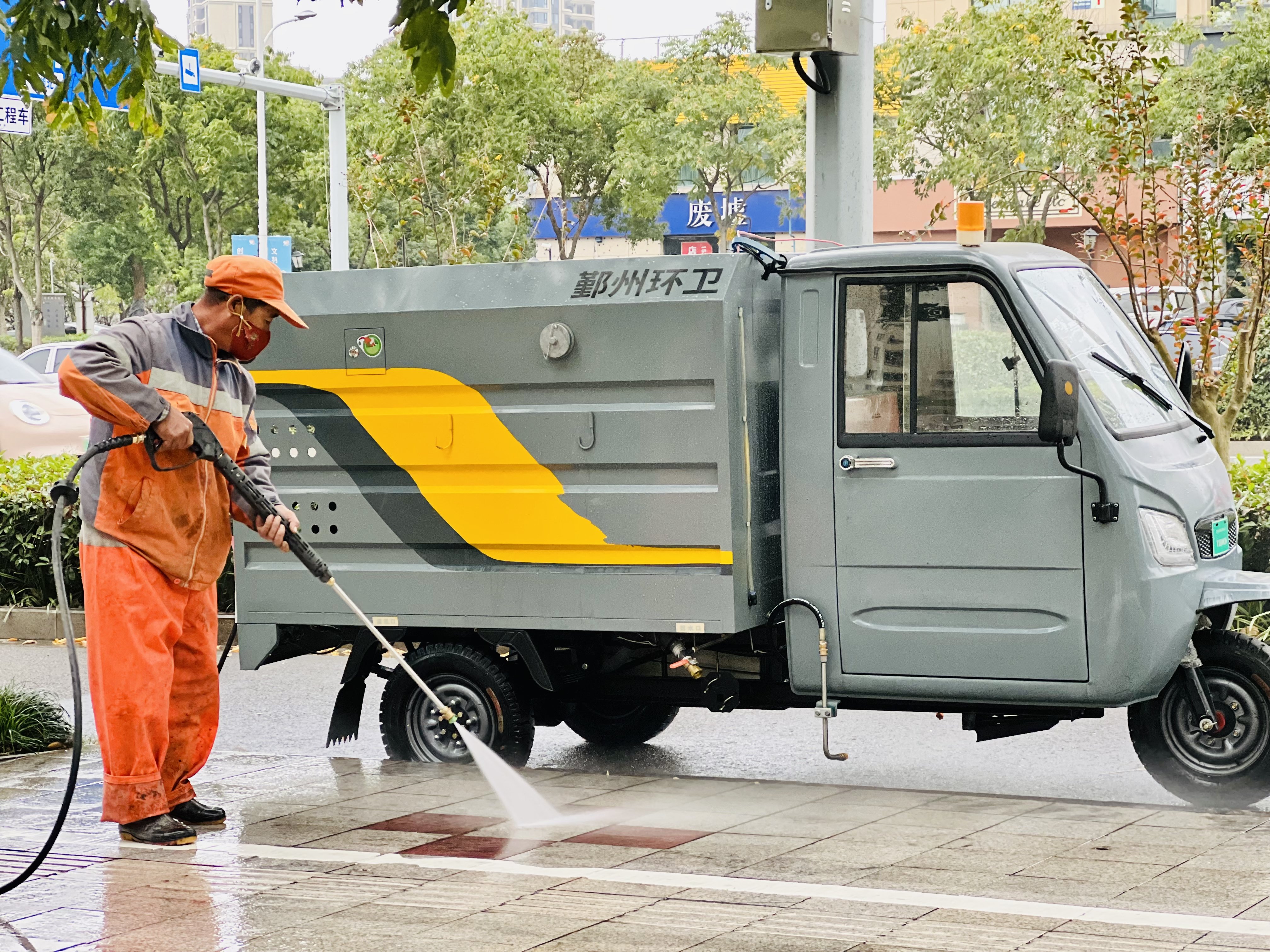 进一步推动道路见本色鄞州区环卫部门上线20台保洁神器