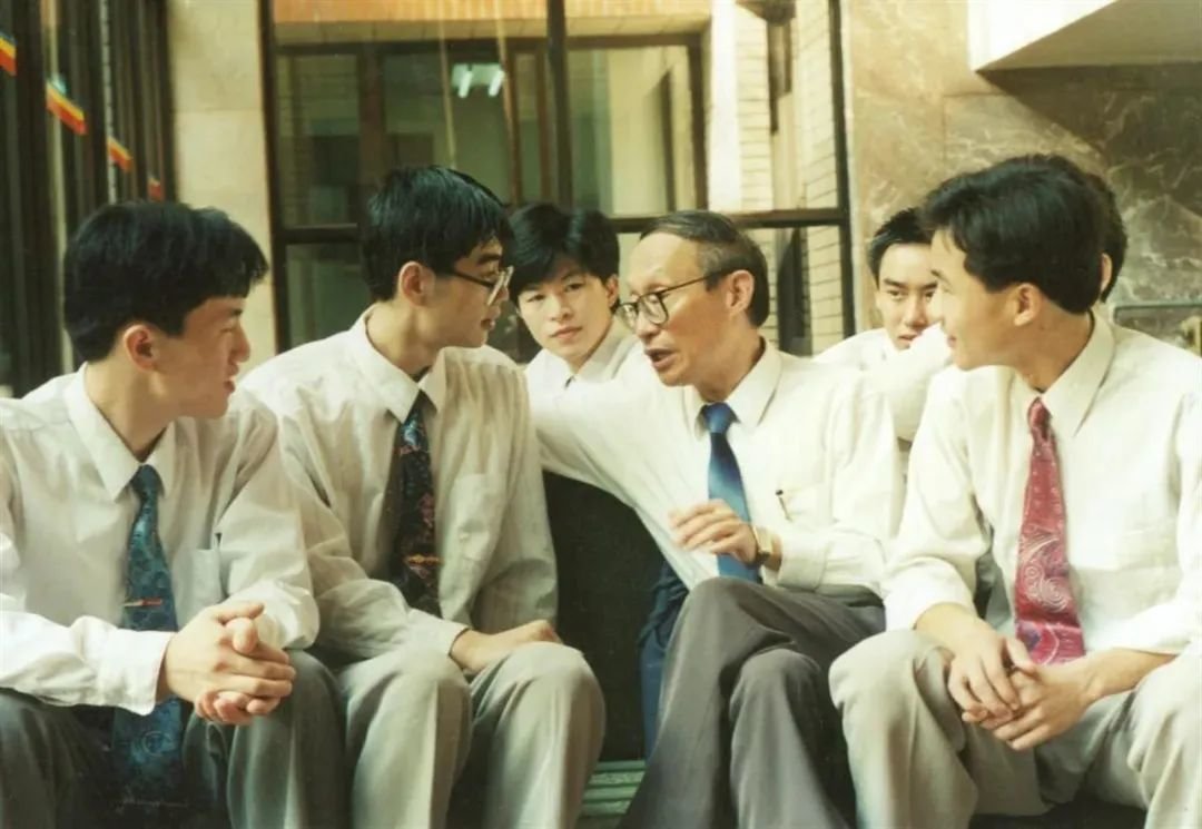杨叔子担任校长期间和学生一起