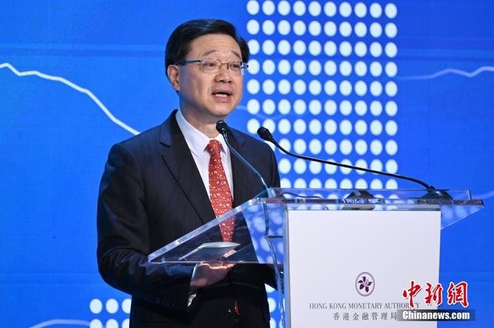 11月2日上午,香港特区行政长官李家超于“国际金融领袖投资峰会”开幕日发表主题演讲,欢迎逾200位来自全球约120家主要金融机构的国际及区域金融领袖莅临香港。他表示,香港复常开放将为不同领域带来重大商机。 <a target='_blank' href='/'>中新社</a>记者 李志华 摄