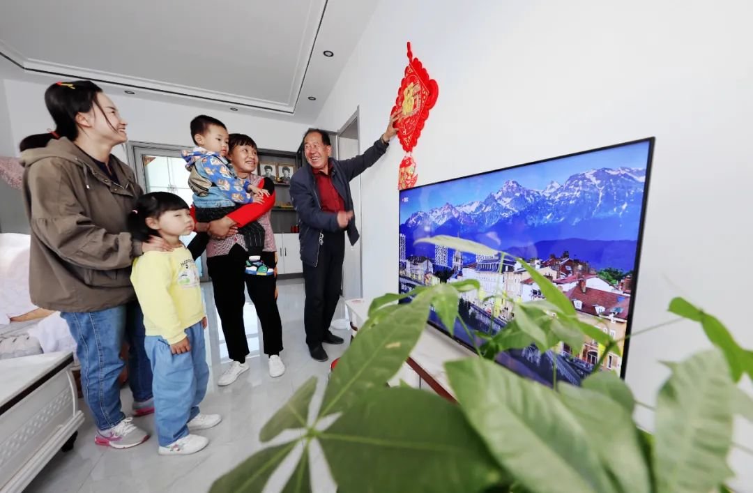 ▲山丹县陈户镇岸头村生态及避险搬迁安置点群众过上新生活