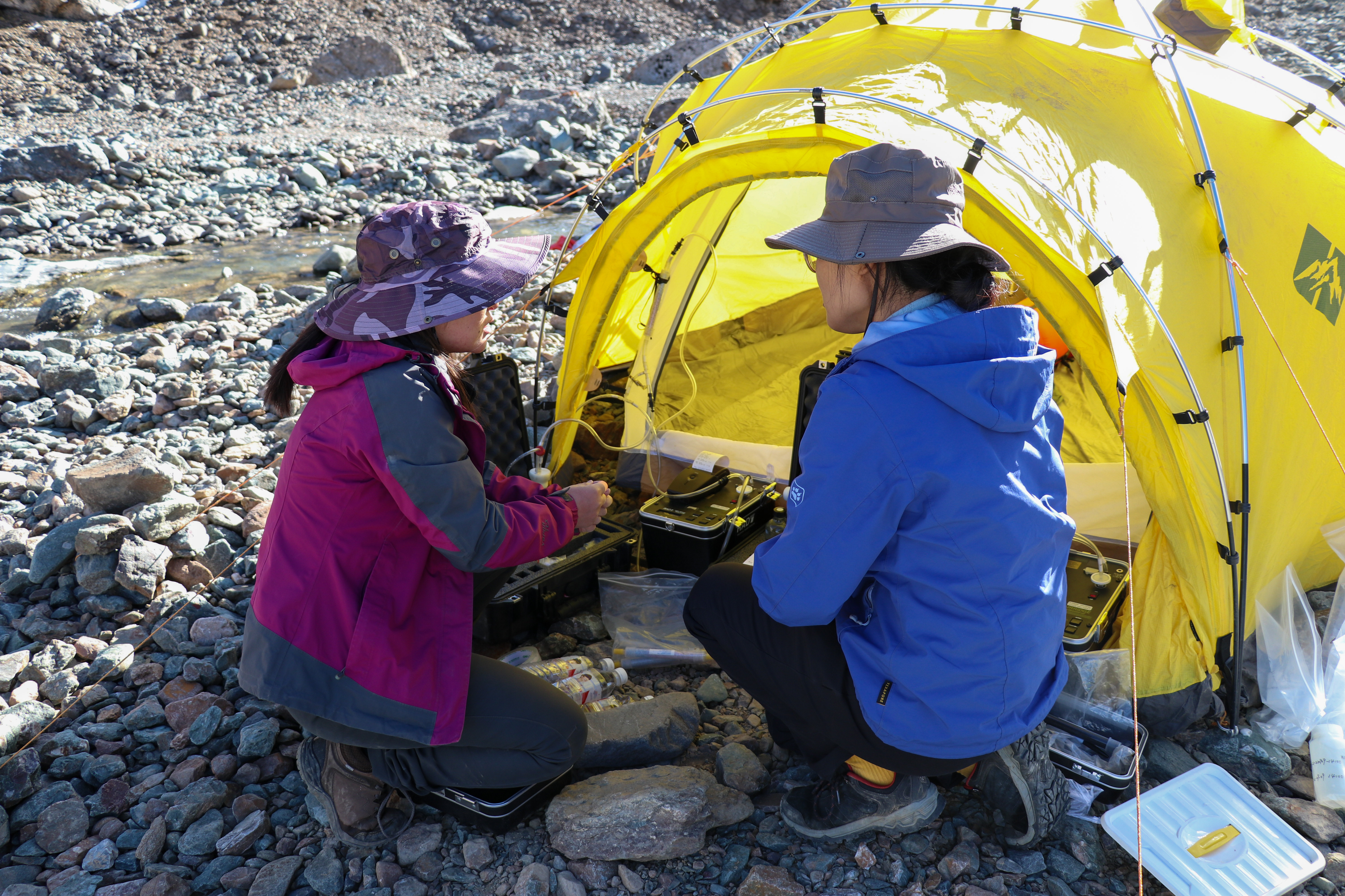 科考队员在海拔3900米处进行水文、气象监测