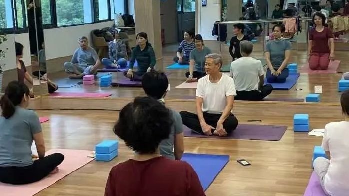 服气!78岁还能做瑜伽,杭州这位爷爷火了,状态好到让人羡慕_凤凰网