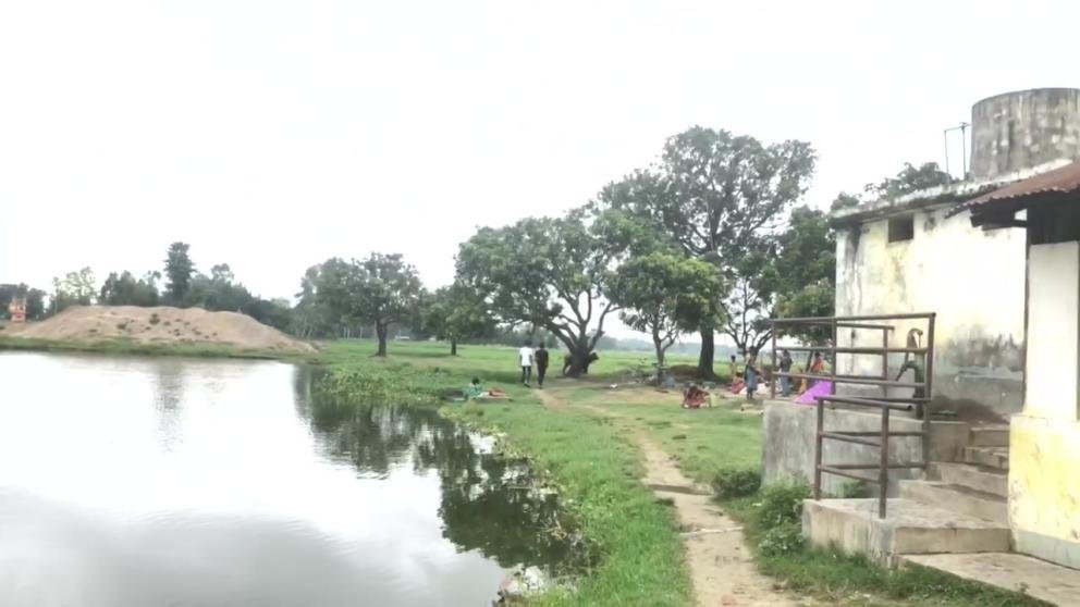 ▲余卡比·思迪查兰学校旁的池塘