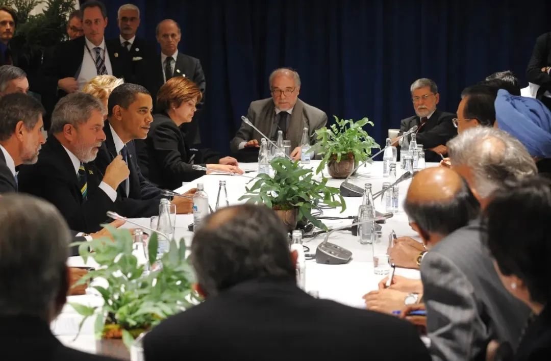 卢拉和奥巴马(左)于2009年12月在哥本哈根举行的COP15联合国气候变化大会上与中国和其他领导人会晤。法新社/Jewel Samad