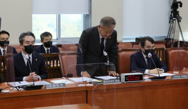 11月1日,韩国内政安全部长官李相民就首尔梨泰院踩踏事故鞠躬道歉 图源:韩媒