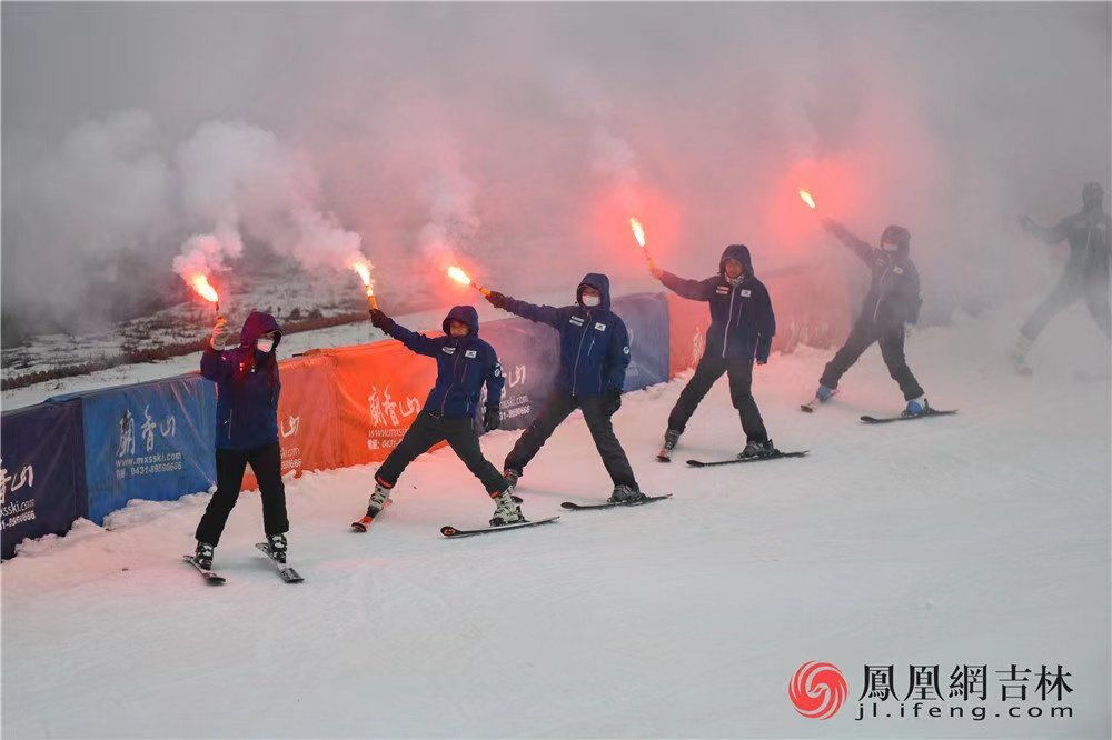 11月11日，长春市新雪季启动，庙香山滑雪场开板，滑雪爱好者体验滑雪运动。凤凰网吉林 梁琪佳摄