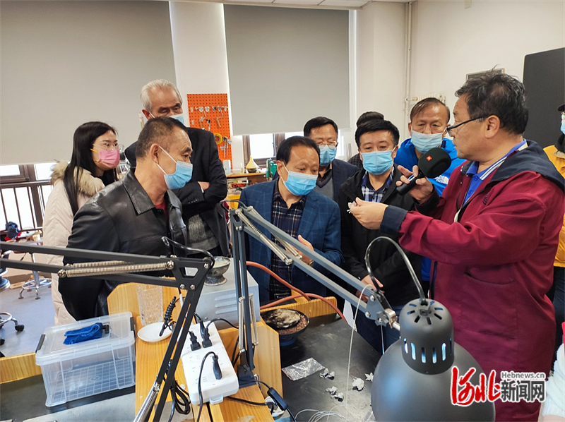 图1:北京市工艺美术高级技工学校高级技师李广欣老师向学习考察一行介绍珠宝专业花丝镶嵌的方法。任荣平摄.png