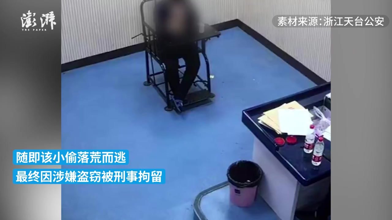 男子深夜钻门缝入室盗窃，恰巧与店主四目相对