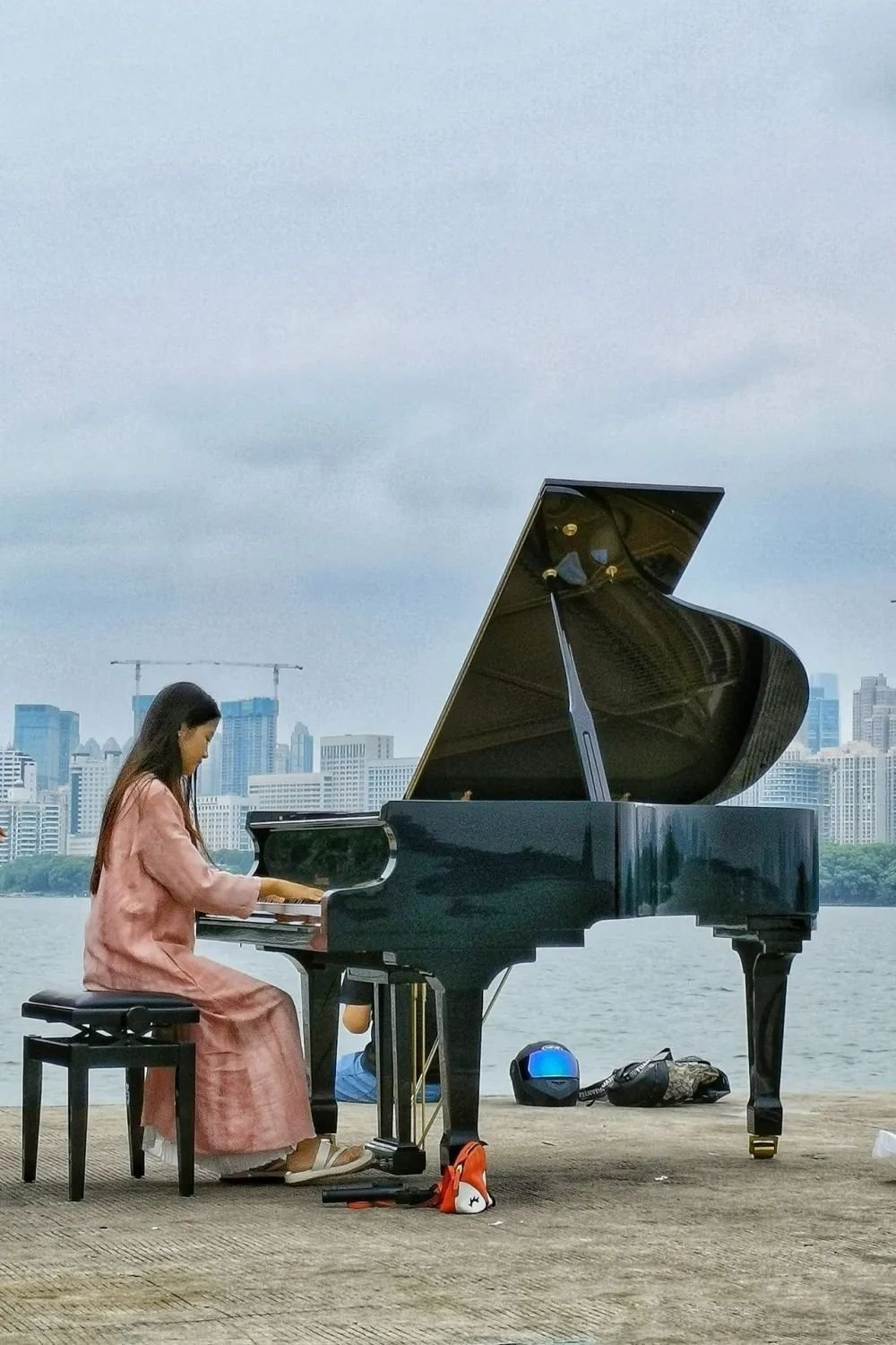 钢琴爱好者，在东湖凌波门用琴声向祖国表白。城市摄影队 梦蝶 摄