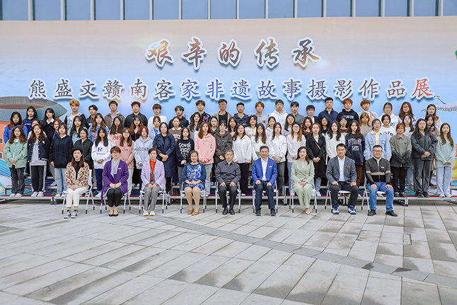 与会领导嘉宾与师生合影