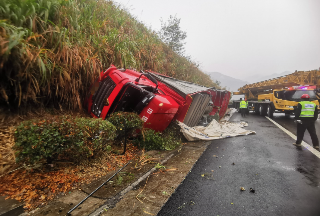 高速路肩g6021杭长高速江西方向林山互通附近11月4日凌晨6时52分许2