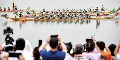 6月3日，农历五月初五端午节，又称龙舟节，在杜公湖湿地公园，武汉临空港经开区举办首届龙舟大赛。参赛龙舟队伍在赛场上乘风破浪，奋楫击水。