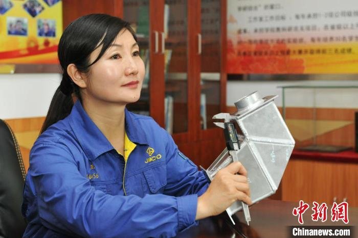 图为甘肃技能大师工作室领办人吕杰讲解焊接试件外观检测的步骤(资料图) 受访者供图