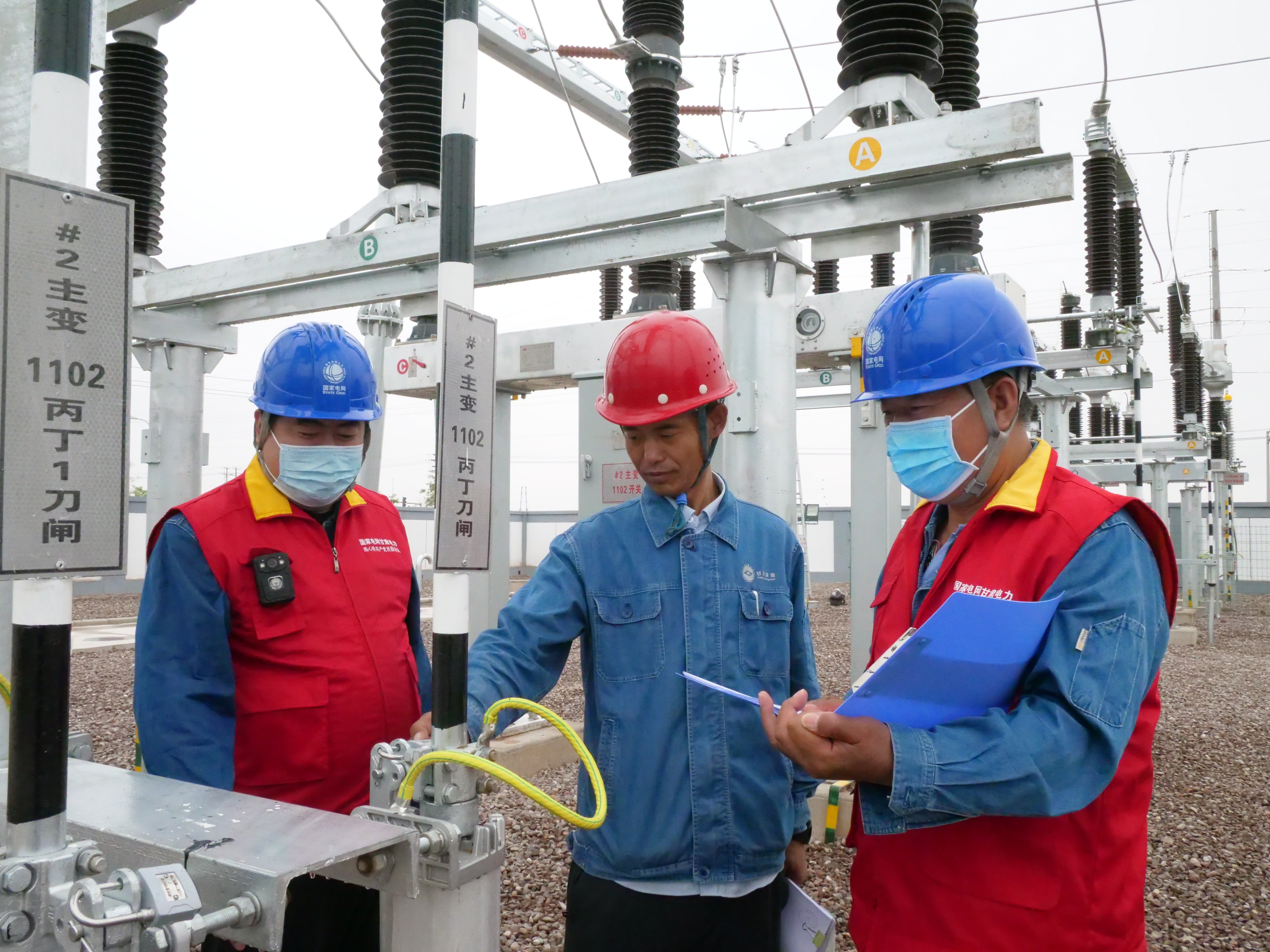 图为电力职工在一家新能源企业提供服务 杨吉英 摄