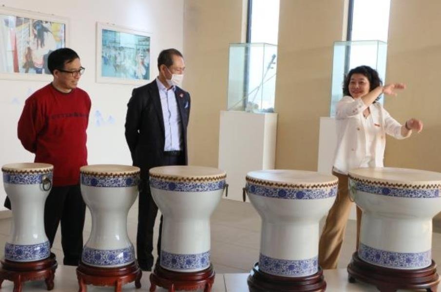 日本驻上海领事馆总领事・大使赤松秀一到景德镇学院交流访问