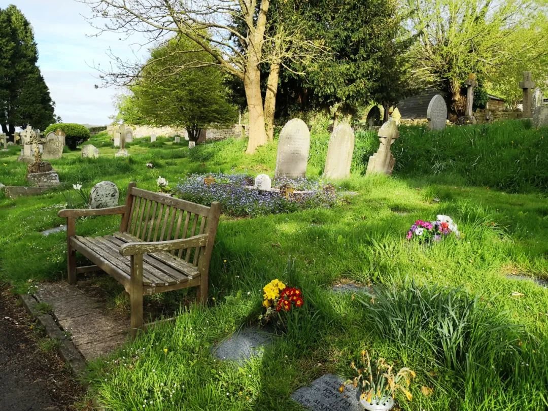 英国巴斯乡间墓地的椅子
