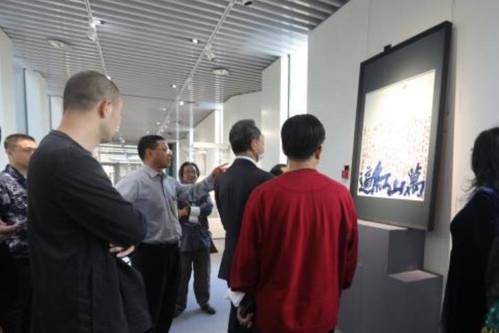 日本驻上海领事馆总领事・大使赤松秀一到景德镇学院交流访问