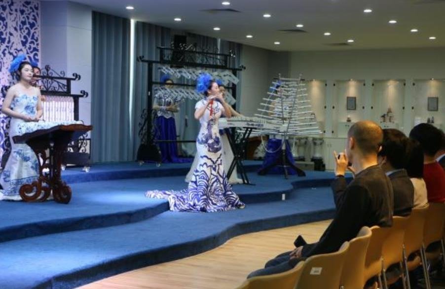 日本驻上海领事馆总领事・大使赤松秀一到景德镇学院交流访问