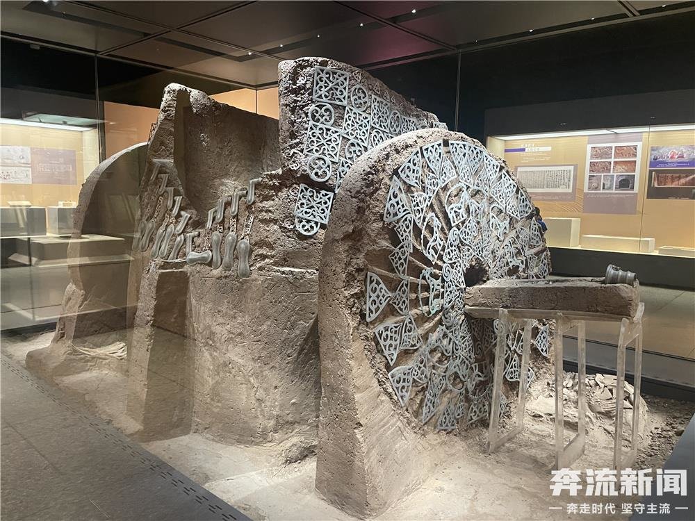 ▲马家塬墓地出土的华丽战国车乘在甘肃省博物馆展出