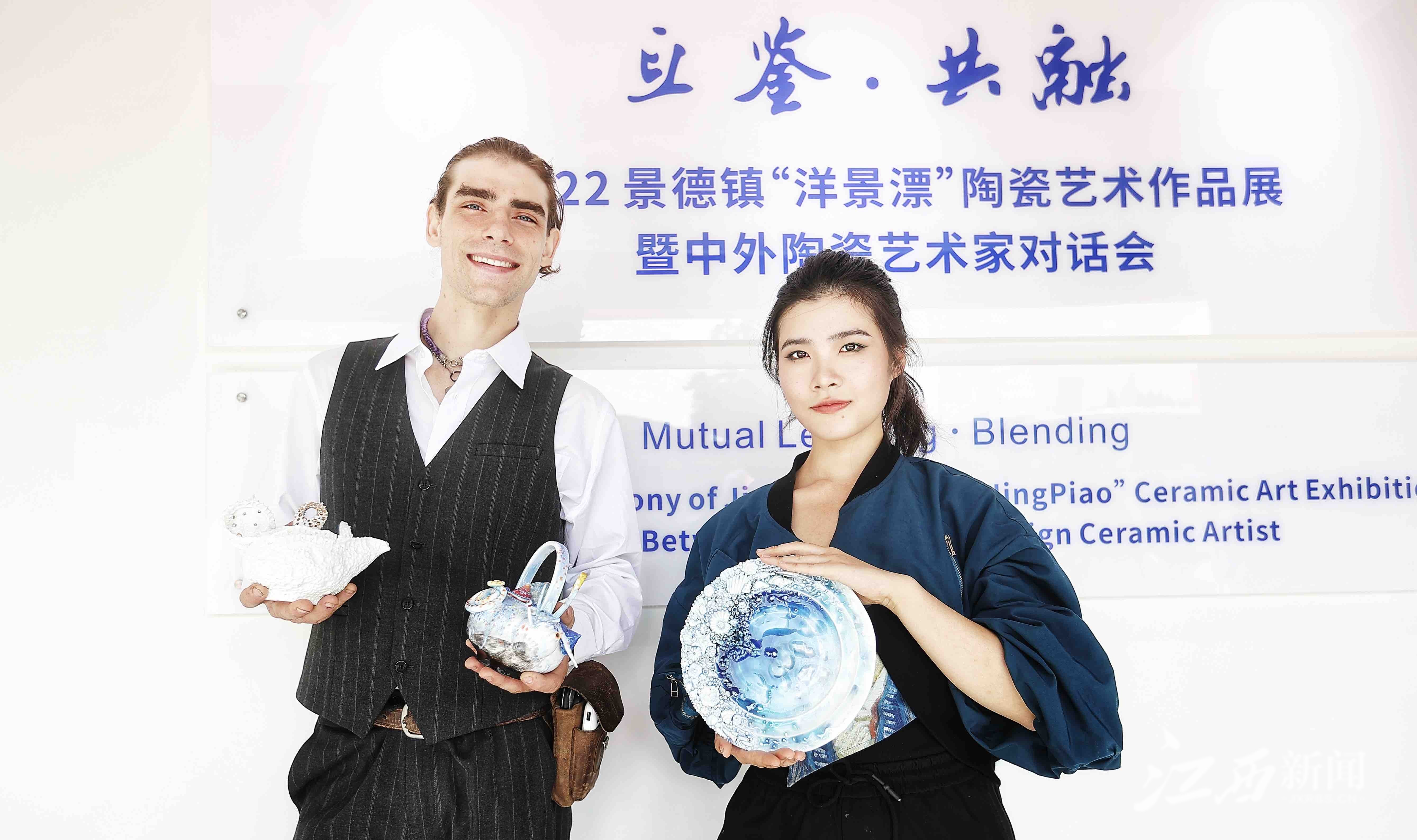 ▲美国艺术家泥的明（左）和搭档蓝潜展示创作的作品。