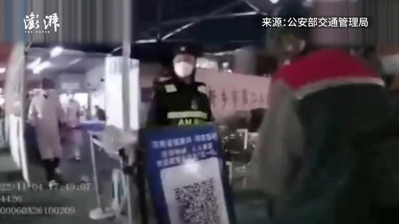 男子被电击急需送医，交警疾速救助_凤凰网视频_凤凰网