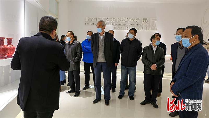 图2:唐山海运职业学院学习考察一行在北京市工艺美术高级技工学校曹妃甸实训基地参观考察。 李璟瑶摄.png