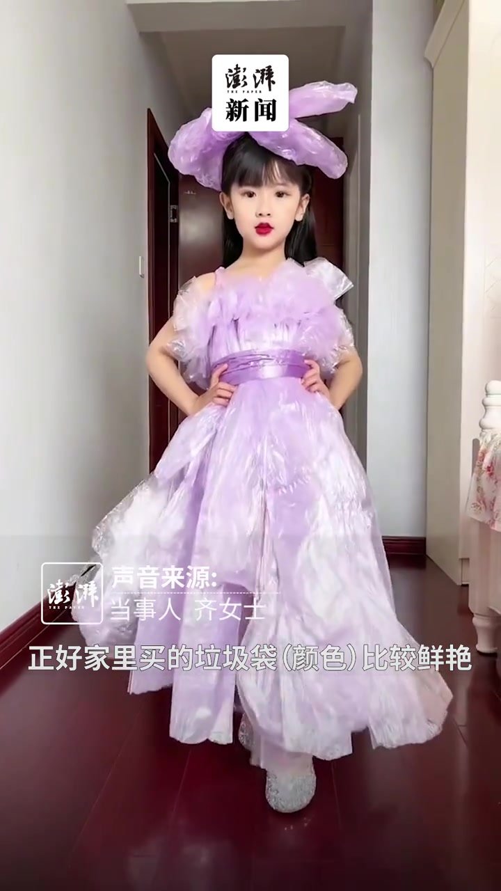 女儿喜欢时尚走秀，妈妈用垃圾袋为她做出各式礼服