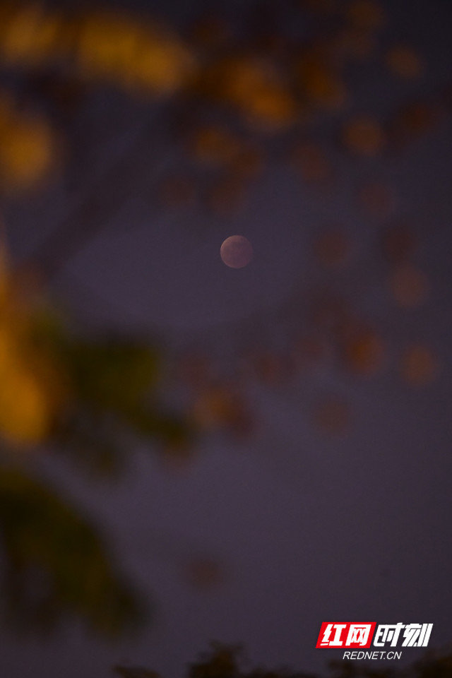 月亮食既到生光之间的这个时段，天空中可观赏到浪漫的“红月亮”。