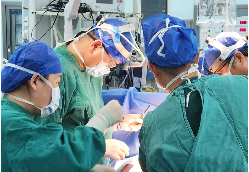 张希全教授团队配合左心室辅助装置植入术