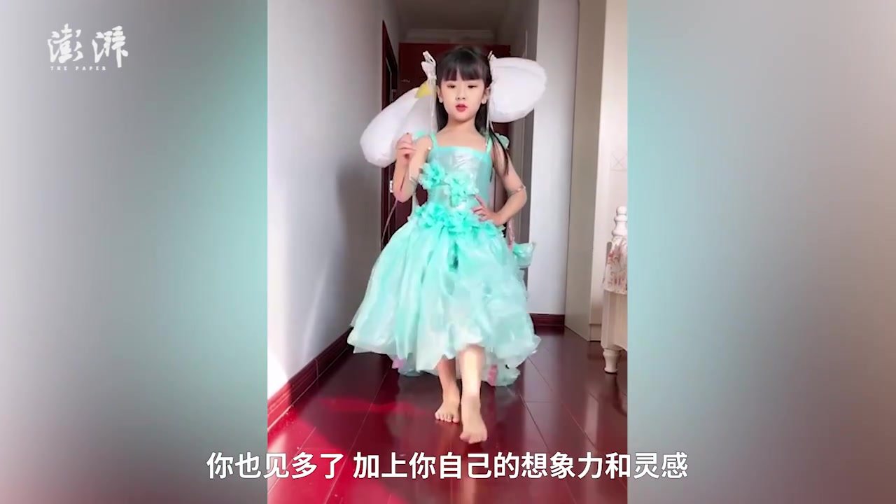 妈妈用垃圾袋给女儿做礼服，女儿上演“别样时装秀”