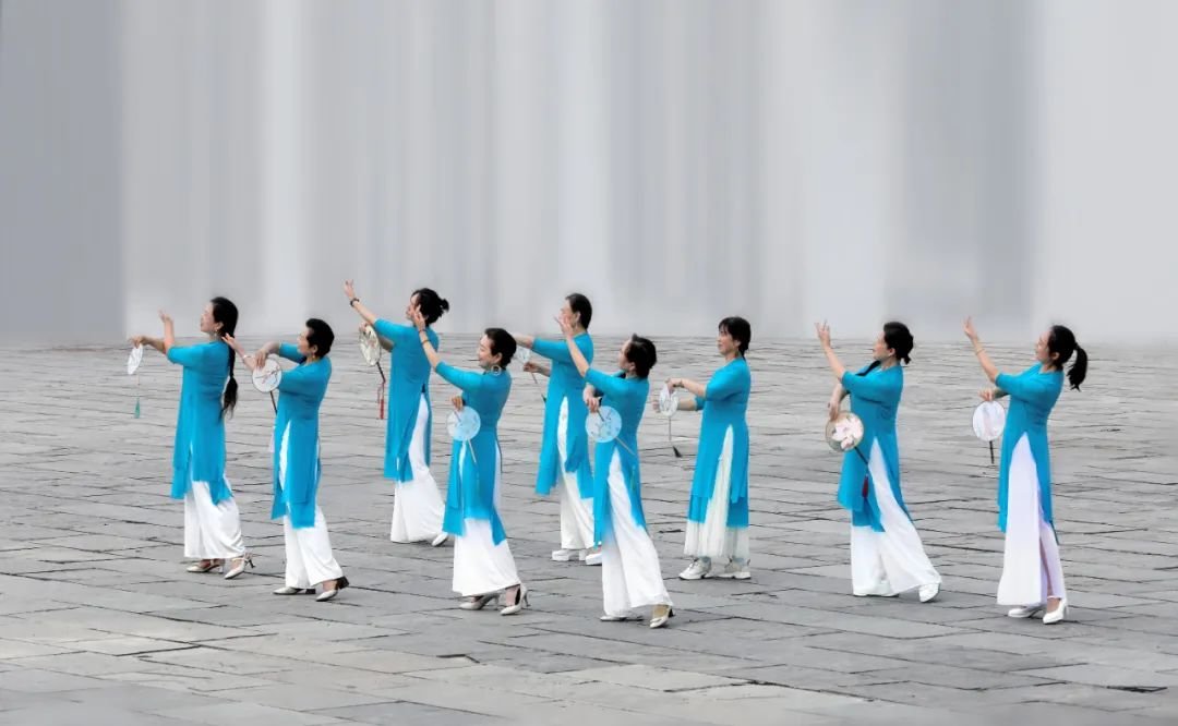 市民在渔歌营地跳汉服舞(廖学春摄)