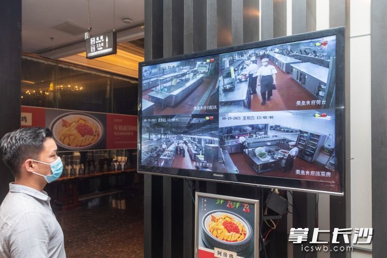消费者通过“视频厨房”实时了解餐品制作环境。资料图片