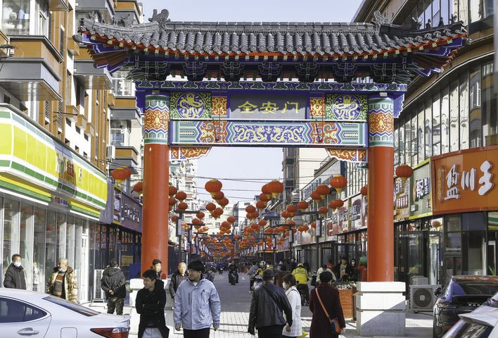 重庆胡同步行街上的仿古牌楼和灯笼天幕。