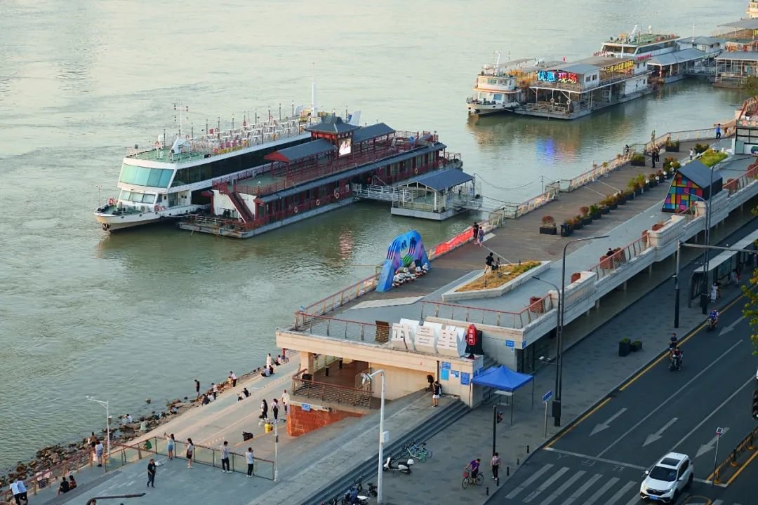 繁忙的水陆枢纽 城市摄影队 曹丹丹摄于长江大桥武昌桥头堡