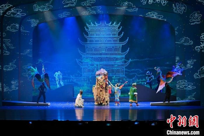 11月5日晚，由中外团队联合制作的亲子音乐舞台剧《敦煌奇妙夜》在天津上演。　<a target='_blank' href='/'>中新社</a>记者 佟郁 摄