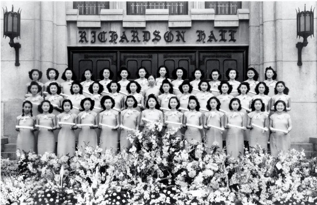 1947年，张珑、刘泽墀等中学毕业，身穿代表级色的绿色旗袍，在中西女中莲吉生堂前照毕业照。 图/受访者提供