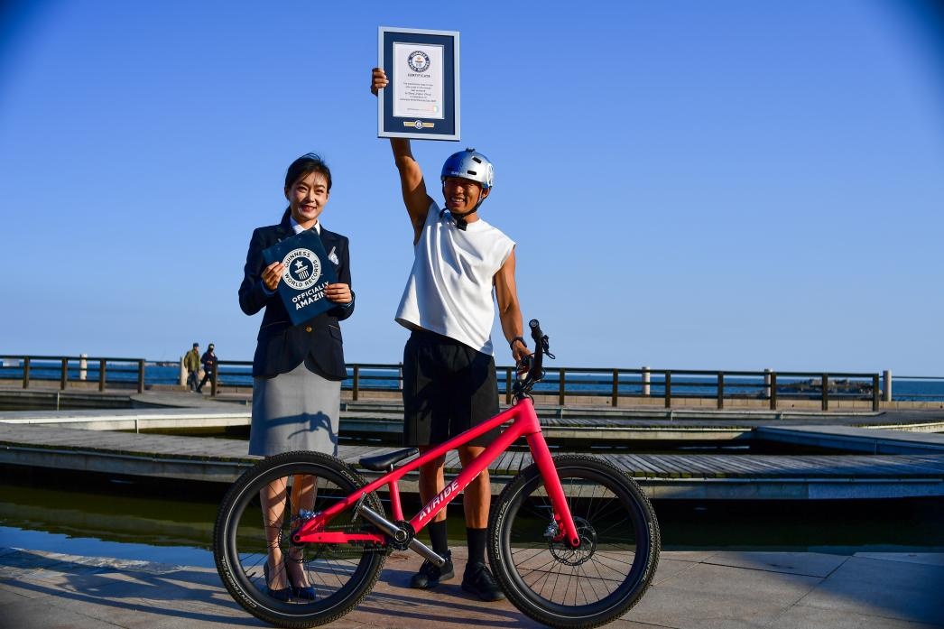 喜报｜张京坤完成14次后轮定杆海豚跳挑战吉尼斯世界纪录