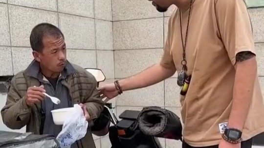 男子偶遇外卖大哥在路边干吃米饭 邀请大哥一起用餐