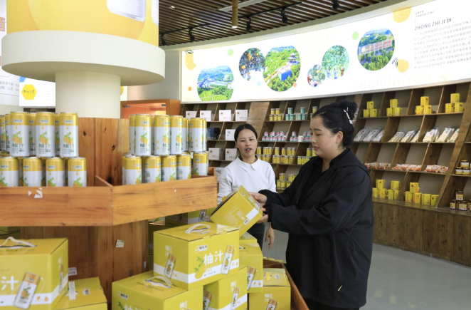 市民在中华·梁平柚海营销中心挑选柚产品