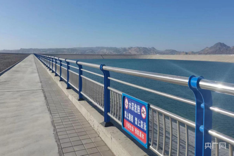 阿克塞县多坝沟蓄洪生态补水工程调蓄池(央广网发 甘肃省水利厅供图)